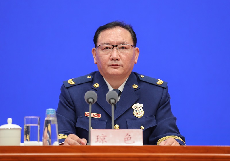 大鸡巴日风骚大逼应急部党组成员、消防救援局局长琼色出席新闻发布会